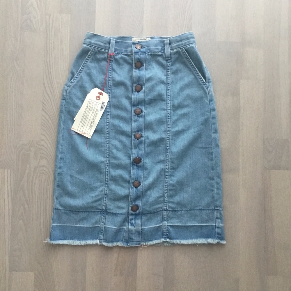 Current/Elliott "Short Sally" Basic Retro Denim Skirt in Light Wash Chambray